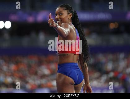 Paris, France. 08 août 2024. Tara Davis-Woodhall, des États-Unis, célèbre après avoir remporté la médaille d'or du saut en longueur féminin à la compétition d'athlétisme des Jeux Olympiques de Paris 2024 au stade de France à Paris, France, le jeudi 8 août 2024. Photo de Hugo Philpott/UPI. Crédit : UPI/Alamy Live News Banque D'Images
