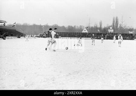 RCH - Ajax, Football, 17-02-1963, Whizgle Dutch News : des images historiques sur mesure pour l'avenir. Explorez le passé néerlandais avec des perspectives modernes grâce à des images d'agences néerlandaises. Concilier les événements d'hier avec les perspectives de demain. Embarquez pour un voyage intemporel avec des histoires qui façonnent notre avenir. Banque D'Images
