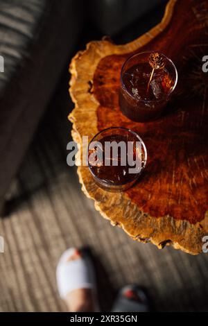 deux cocktails de whisky dans des verres doubles à l'ancienne sur une table en bois Banque D'Images