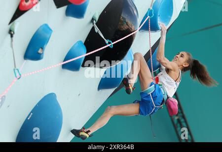 Le Bourget, France. 8 août 2024. Camilla Moroni, italienne, participe à la demi-finale de la compétition sportive féminine de rocher et de tête des Jeux Olympiques de Paris 2024 au Bourget, près de Paris, France, le 8 août 2024. Crédit : Gao Jing/Xinhua/Alamy Live News Banque D'Images