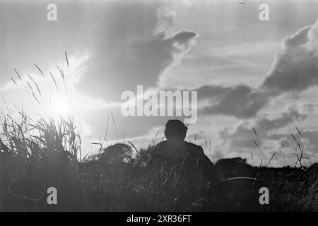 Homme pêcheur, pêche et autres, poissonniers, pêche, 05-08-1974, Whizgle Dutch News : des images historiques sur mesure pour l'avenir. Explorez le passé néerlandais avec des perspectives modernes grâce à des images d'agences néerlandaises. Concilier les événements d'hier avec les perspectives de demain. Embarquez pour un voyage intemporel avec des histoires qui façonnent notre avenir. Banque D'Images