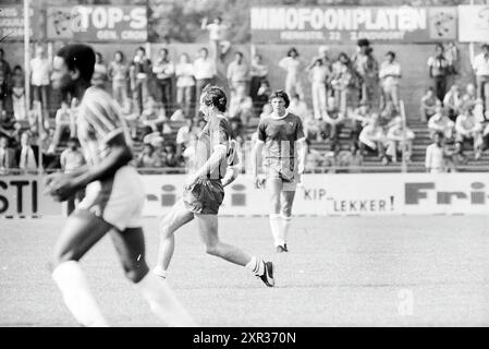 Haarlem - Robin des bois, Football Haarlem, 15-08-1976, Whizgle Dutch News : des images historiques sur mesure pour l'avenir. Explorez le passé néerlandais avec des perspectives modernes grâce à des images d'agences néerlandaises. Concilier les événements d'hier avec les perspectives de demain. Embarquez pour un voyage intemporel avec des histoires qui façonnent notre avenir. Banque D'Images