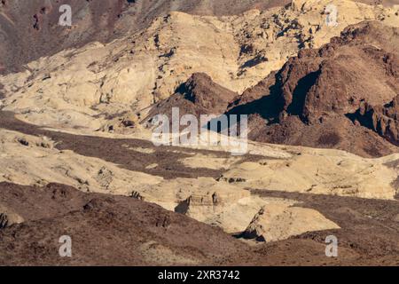 Motifs naturels dans les montagnes du désert de Mojave en Californie. Banque D'Images