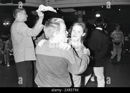 Journée de rencontre pour les personnes handicapées à CP House, 09-10-1992, Whizgle Dutch News : des images historiques sur mesure pour l'avenir. Explorez le passé néerlandais avec des perspectives modernes grâce à des images d'agences néerlandaises. Concilier les événements d'hier avec les perspectives de demain. Embarquez pour un voyage intemporel avec des histoires qui façonnent notre avenir. Banque D'Images