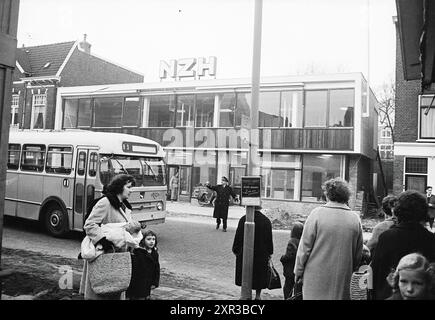 New Haltegebouw Tempelierstraat Haarlem., Noord Zuid Hollandse Vervoersmaatschappij N.V., NZ, Haarlem, Tempeliersstraat, pays-Bas, 30-10-1963, Whizgle Dutch News : des images historiques sur mesure pour l'avenir. Explorez le passé néerlandais avec des perspectives modernes grâce à des images d'agences néerlandaises. Concilier les événements d'hier avec les perspectives de demain. Embarquez pour un voyage intemporel avec des histoires qui façonnent notre avenir. Banque D'Images