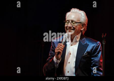 Williamscot, Royaume-Uni. 08 août 2024. Musicien et chanteur anglais Anthony Fitzgerald connu professionnellement sous le nom de Tony Christie se produisant en direct sur scène à la Cropredy Convention de Fairport. Il est surtout connu pour son enregistrement de '(Is This the Way to) Amarillo'. (Photo Dawn Fletcher-Park/SOPA images/SIPA USA) crédit : SIPA USA/Alamy Live News Banque D'Images