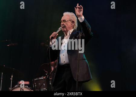 Williamscot, Royaume-Uni. 08 août 2024. Musicien et chanteur anglais Anthony Fitzgerald connu professionnellement sous le nom de Tony Christie se produisant en direct sur scène à la Cropredy Convention de Fairport. Il est surtout connu pour son enregistrement de '(Is This the Way to) Amarillo'. (Photo Dawn Fletcher-Park/SOPA images/SIPA USA) crédit : SIPA USA/Alamy Live News Banque D'Images