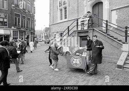 Apposer des pancartes Haarlem armes nucléaires libérées par de jeunes socialistes, Borden, Haarlem, pays-Bas, 20-02-1988, Whizgle Dutch News : des images historiques sur mesure pour l'avenir. Explorez le passé néerlandais avec des perspectives modernes grâce à des images d'agences néerlandaises. Concilier les événements d'hier avec les perspectives de demain. Embarquez pour un voyage intemporel avec des histoires qui façonnent notre avenir. Banque D'Images