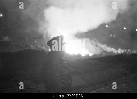 Service de sécurité sur les rondes nocturnes, Hoogovens, 08-06-1961, Whizgle Dutch News : images historiques sur mesure pour l'avenir. Explorez le passé néerlandais avec des perspectives modernes grâce à des images d'agences néerlandaises. Concilier les événements d'hier avec les perspectives de demain. Embarquez pour un voyage intemporel avec des histoires qui façonnent notre avenir. Banque D'Images