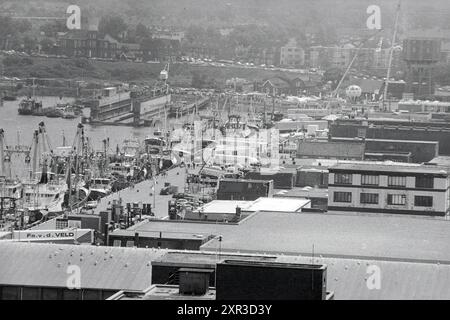 Port of Ijmuiden from Lighthouse, IJmuiden, pays-Bas, 02-06-1990, Whizgle Dutch News : images historiques sur mesure pour l'avenir. Explorez le passé néerlandais avec des perspectives modernes grâce à des images d'agences néerlandaises. Concilier les événements d'hier avec les perspectives de demain. Embarquez pour un voyage intemporel avec des histoires qui façonnent notre avenir. Banque D'Images