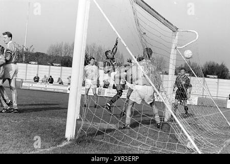 Football, RCH - Ripperda, 11-11-1995, Whizgle Dutch News : des images historiques sur mesure pour l'avenir. Explorez le passé néerlandais avec des perspectives modernes grâce à des images d'agences néerlandaises. Concilier les événements d'hier avec les perspectives de demain. Embarquez pour un voyage intemporel avec des histoires qui façonnent notre avenir. Banque D'Images