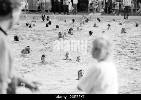 Quatre jours de natation, IJm., IJmuiden, pays-Bas, 04-07-1993, Whizgle Dutch News : des images historiques sur mesure pour l'avenir. Explorez le passé néerlandais avec des perspectives modernes grâce à des images d'agences néerlandaises. Concilier les événements d'hier avec les perspectives de demain. Embarquez pour un voyage intemporel avec des histoires qui façonnent notre avenir. Banque D'Images