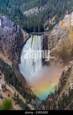 Arc-en-ciel dans la brume à la chute d'eau Grand canyon dans le parc national de Yellowstone, Wyoming , États-Unis Banque D'Images