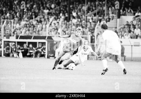 Football match FC Haarlem - Ajax, 00-08-1982, Whizgle Dutch News : des images historiques sur mesure pour l'avenir. Explorez le passé néerlandais avec des perspectives modernes grâce à des images d'agences néerlandaises. Concilier les événements d'hier avec les perspectives de demain. Embarquez pour un voyage intemporel avec des histoires qui façonnent notre avenir. Banque D'Images