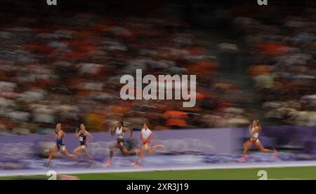 Paris, France. 8 août 2024. Les athlètes concourent lors de l'heptathlon féminin d'athlétisme 200m aux Jeux Olympiques de Paris 2024 à Paris, France, 8 août 2024. Crédit : Li Ming/Xinhua/Alamy Live News Banque D'Images