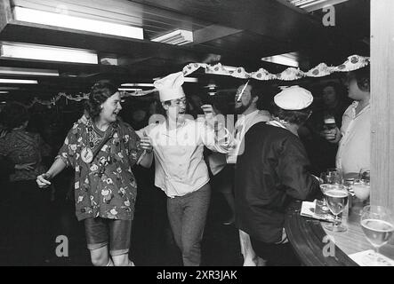 Faites la fête dans un club de cartes, Whizgle Dutch News : des images historiques sur mesure pour l'avenir. Explorez le passé néerlandais avec des perspectives modernes grâce à des images d'agences néerlandaises. Concilier les événements d'hier avec les perspectives de demain. Embarquez pour un voyage intemporel avec des histoires qui façonnent notre avenir. Banque D'Images