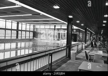 Piscine intérieure 'de Planet', Haarlem, Planetenlaan, pays-Bas, 00-12-1971, Whizgle Dutch News : des images historiques sur mesure pour l'avenir. Explorez le passé néerlandais avec des perspectives modernes grâce à des images d'agences néerlandaises. Concilier les événements d'hier avec les perspectives de demain. Embarquez pour un voyage intemporel avec des histoires qui façonnent notre avenir. Banque D'Images