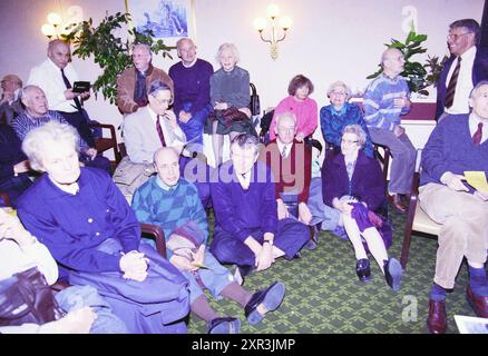 Rencontre avec de nombreuses personnes âgées où Pim Fortuyn est également présent. Des personnes âgées protestent contre Fortuyn, 10-03-1994, Whizgle Dutch News : des images historiques sur mesure pour l'avenir. Explorez le passé néerlandais avec des perspectives modernes grâce à des images d'agences néerlandaises. Concilier les événements d'hier avec les perspectives de demain. Embarquez pour un voyage intemporel avec des histoires qui façonnent notre avenir. Banque D'Images