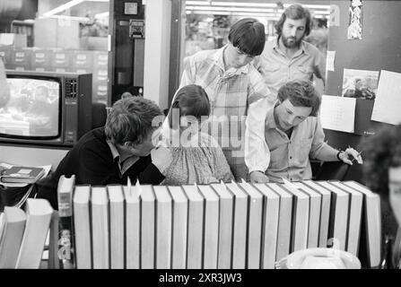 Équipe éditoriale HD à douze jeux provinciaux, Haarlems Dagblad, etc. et IJmuider courant et Koeri, 19-05-1979, Whizgle Dutch News : images historiques adaptées pour l'avenir. Explorez le passé néerlandais avec des perspectives modernes grâce à des images d'agences néerlandaises. Concilier les événements d'hier avec les perspectives de demain. Embarquez pour un voyage intemporel avec des histoires qui façonnent notre avenir. Banque D'Images