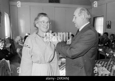 Félicitations. MRS Snip van de Zande, Croix-Rouge, IJmuiden, Croix-Rouge, Hôpital de la Croix-Rouge, IJmuiden, pays-Bas, 24-02-1986, Whizgle Dutch News : des images historiques sur mesure pour l'avenir. Explorez le passé néerlandais avec des perspectives modernes grâce à des images d'agences néerlandaises. Concilier les événements d'hier avec les perspectives de demain. Embarquez pour un voyage intemporel avec des histoires qui façonnent notre avenir. Banque D'Images