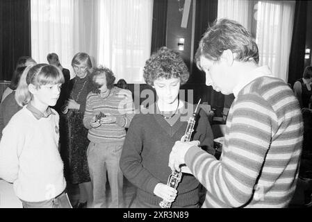 NPO Day, Haarlem, North Holland Philharmonic Orchestra, Haarlem, pays-Bas, 12-03-1983, Whizgle Dutch News : images historiques sur mesure pour l'avenir. Explorez le passé néerlandais avec des perspectives modernes grâce à des images d'agences néerlandaises. Concilier les événements d'hier avec les perspectives de demain. Embarquez pour un voyage intemporel avec des histoires qui façonnent notre avenir. Banque D'Images