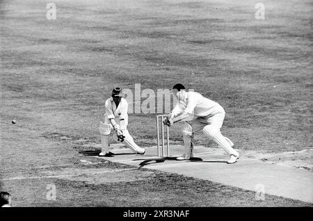 Red White - HCC II, Cricket, 19-08-1962, Whizgle Dutch News : des images historiques sur mesure pour l'avenir. Explorez le passé néerlandais avec des perspectives modernes grâce à des images d'agences néerlandaises. Concilier les événements d'hier avec les perspectives de demain. Embarquez pour un voyage intemporel avec des histoires qui façonnent notre avenir. Banque D'Images