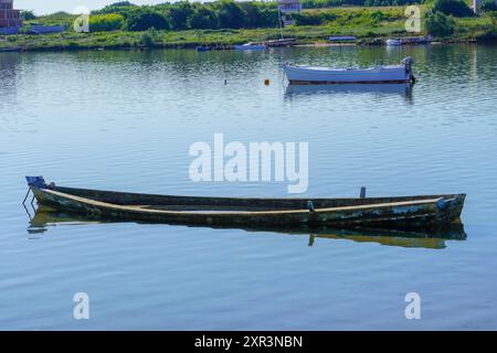 Bateau de pêche en bois coulé dans la mer. Banque D'Images