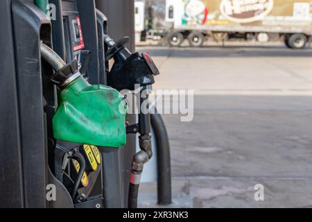 Vue rapprochée de la pompe à essence diesel verte à la station-service avec espace de copie. Banque D'Images