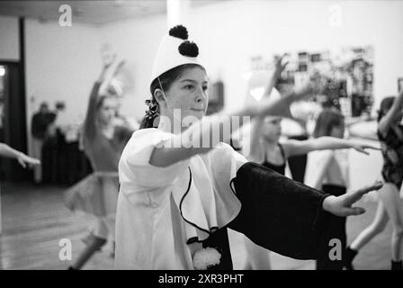 Répétition de ballet, Studio 118, Zandvoort, Zandvoort, 08-12-1992, Whizgle Dutch News : des images historiques sur mesure pour l'avenir. Explorez le passé néerlandais avec des perspectives modernes grâce à des images d'agences néerlandaises. Concilier les événements d'hier avec les perspectives de demain. Embarquez pour un voyage intemporel avec des histoires qui façonnent notre avenir. Banque D'Images