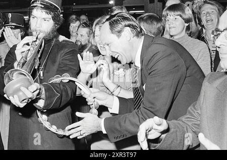 50e anniversaire de CBR, personnel du parti, C.B.R., 08-10-1977, Whizgle Dutch News : images historiques sur mesure pour l'avenir. Explorez le passé néerlandais avec des perspectives modernes grâce à des images d'agences néerlandaises. Concilier les événements d'hier avec les perspectives de demain. Embarquez pour un voyage intemporel avec des histoires qui façonnent notre avenir. Banque D'Images