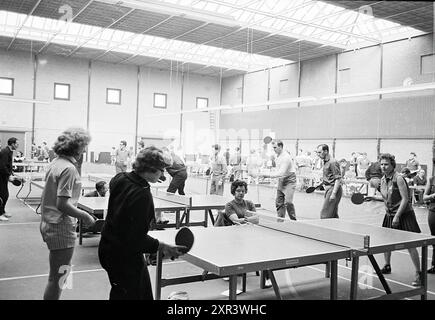 Salle de sport avec tables de ping-pong et joueurs, 07-03-1963, Whizgle Dutch News : des images historiques sur mesure pour l'avenir. Explorez le passé néerlandais avec des perspectives modernes grâce à des images d'agences néerlandaises. Concilier les événements d'hier avec les perspectives de demain. Embarquez pour un voyage intemporel avec des histoires qui façonnent notre avenir. Banque D'Images