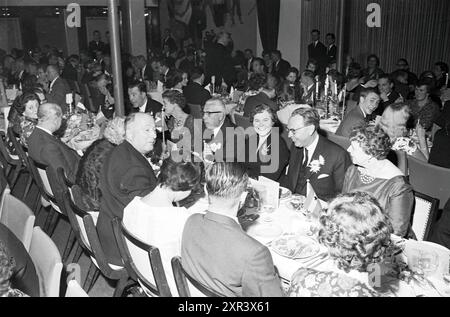 Fête 40 ans Holland West Africa Line, Hôtel Bouwes, Bouwes Zandvoort, Parties, 04-11-1960, Whizgle Dutch News : des images historiques sur mesure pour l'avenir. Explorez le passé néerlandais avec des perspectives modernes grâce à des images d'agences néerlandaises. Concilier les événements d'hier avec les perspectives de demain. Embarquez pour un voyage intemporel avec des histoires qui façonnent notre avenir. Banque D'Images