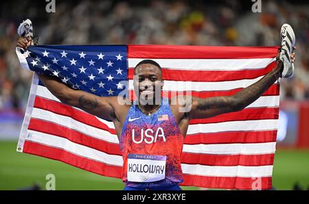 8 août 2024 ; Jeux Olympiques de Paris, stade de France Paris, France, jour 13 ; Athlétisme, finale du 110m haies masculin, HOLLOWAY Grant des États-Unis pose avec ses chaussures et un drapeau américain après avoir remporté la course et la médaille d'or crédit : action plus Sports images/Alamy Live News Banque D'Images