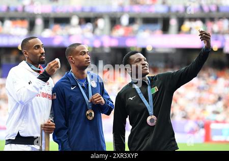 8 août 2024 ; Jeux Olympiques de Paris, stade de France Paris, France, jour 13 ; Athlétisme, finale du 400m masculin, HALL Quincy des États-Unis d'Amérique reçoit la médaille d'or, HUDSON-SMITH Matthew de Grande-Bretagne reçoit la médaille d'argent et SAMUKONGA Muzala de Zambie la médaille de bronze crédit : action plus Sports images/Alamy Live News Banque D'Images