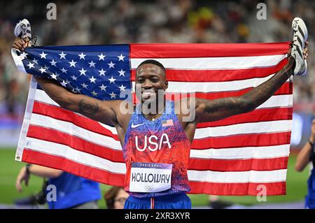 8 août 2024 ; Jeux Olympiques de Paris, stade de France Paris, France, jour 13 ; Athlétisme, finale du 110m haies masculin, HOLLOWAY Grant des États-Unis pose avec ses chaussures et un drapeau américain après avoir remporté la course et la médaille d'or crédit : action plus Sports images/Alamy Live News Banque D'Images