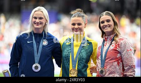 8 août 2024 ; Jeux Olympiques de Paris, stade de France Paris, France, jour 13 ; Athlétisme, cérémonie de remise des médailles pour Womens Pole Vault, Nina KENNEDY d'Australie reçoit la médaille d'or, Katie MOON des États-Unis l'argent et Alysha Newman du Canada le bronze crédit : action plus Sports images/Alamy Live News Banque D'Images