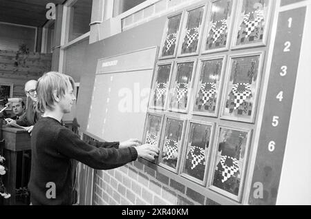 Andersson Chess from Sweden, Blast Furnace Chess Tournament, 15-01-1976, Whizgle Dutch News : images historiques adaptées pour l'avenir. Explorez le passé néerlandais avec des perspectives modernes grâce à des images d'agences néerlandaises. Concilier les événements d'hier avec les perspectives de demain. Embarquez pour un voyage intemporel avec des histoires qui façonnent notre avenir. Banque D'Images