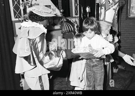 Sinterklaas on HD, Haarlems Dagblad, etc. and IJmuider courant and Koeri, produits Nicolaas, Sinterklaas, 02-12-1981, Whizgle Dutch News : Historical images made for the future. Explorez le passé néerlandais avec des perspectives modernes grâce à des images d'agences néerlandaises. Concilier les événements d'hier avec les perspectives de demain. Embarquez pour un voyage intemporel avec des histoires qui façonnent notre avenir. Banque D'Images