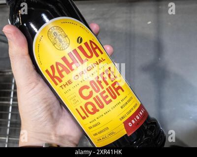 Photo d'un logo kahlua sur une bouteille en vente à belgrade. Kahlúa est une marque de liqueur de café appartenant à la société Pernod Ricard et produite à Vera Banque D'Images