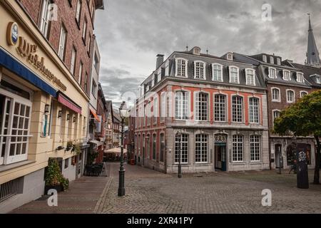 Photo d'une rue piétonne typique d'un centre-ville allemand à Aix-la-Chapelle, Allemagne, dans le centre-ville. Une rue pittoresque dans la vieille ville d'Aix-la-Chapelle, Banque D'Images