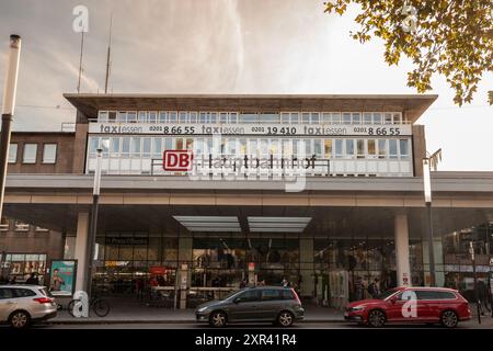 Photo de la façade principale de la gare d'Essen Hbf, appartenant à DB Deutsche bahn. Essen Hauptbahnhof (allemand pour 'Essen main station') est un rail Banque D'Images