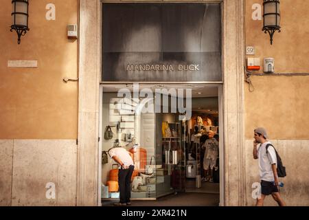 Photo d'une enseigne avec le logo de Mandarina canard ion leur magasin principal de Rome, Itay. Mandarina Duck est une marque de mode italienne, le plus souvent associ Banque D'Images