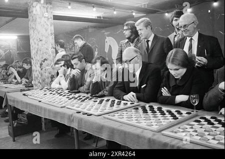 Dames au tournoi d'échecs, Blast Furnace Chess Tournament, 17-01-1970, Whizgle Dutch News : images historiques sur mesure pour l'avenir. Explorez le passé néerlandais avec des perspectives modernes grâce à des images d'agences néerlandaises. Concilier les événements d'hier avec les perspectives de demain. Embarquez pour un voyage intemporel avec des histoires qui façonnent notre avenir. Banque D'Images