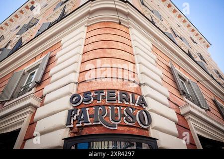 Photo du signe d'une Osteria à Rome, Italie. Une osteria est un type de restaurant italien, mettant souvent l'accent sur la nourriture et le vin locaux et traditionnels. H Banque D'Images