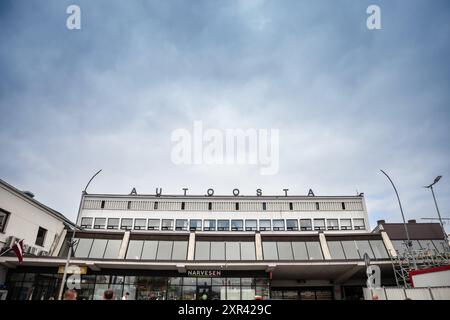 Photo de la façade principale de Riga Autoosta, ou gare routière de riga. Riga International Coach terminal (Rīgas Starptautiskā autoosta) est une gare routière dans Banque D'Images