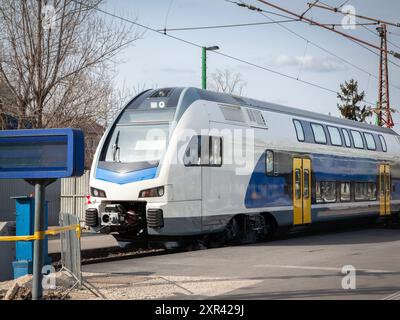 Cette image capture un train européen moderne EMU (Electric multiple Unit) conçu pour le trafic régional et suburbain. Le train à deux étages est illustré Banque D'Images