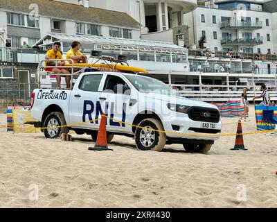 Blanc Ford Ranger RNLI nageur pick-up sur la plage. Banque D'Images