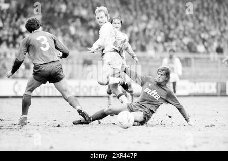 Match de football Haarlem-Ajax, Whizgle Dutch News : des images historiques sur mesure pour l'avenir. Explorez le passé néerlandais avec des perspectives modernes grâce à des images d'agences néerlandaises. Concilier les événements d'hier avec les perspectives de demain. Embarquez pour un voyage intemporel avec des histoires qui façonnent notre avenir. Banque D'Images