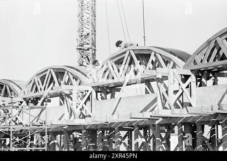 Un bâtiment commercial en construction, Whizgle Dutch News : des images historiques sur mesure pour l'avenir. Explorez le passé néerlandais avec des perspectives modernes grâce à des images d'agences néerlandaises. Concilier les événements d'hier avec les perspectives de demain. Embarquez pour un voyage intemporel avec des histoires qui façonnent notre avenir. Banque D'Images