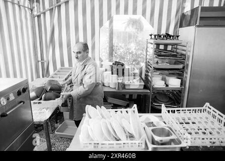 Cuisine en tente, Restaurant Nachtegaal, 02-09-1991, Whizgle Dutch News : images historiques sur mesure pour l'avenir. Explorez le passé néerlandais avec des perspectives modernes grâce à des images d'agences néerlandaises. Concilier les événements d'hier avec les perspectives de demain. Embarquez pour un voyage intemporel avec des histoires qui façonnent notre avenir. Banque D'Images